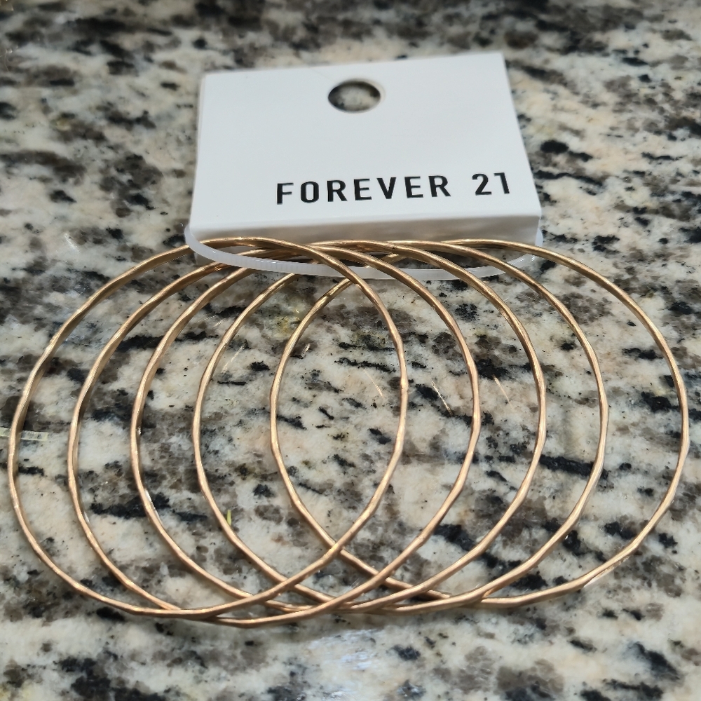 💎 Set of 5 Textured Gold Bangles – Forever 21 - Stocking Stuffer, Holiday Gift - Picture 4 of 5